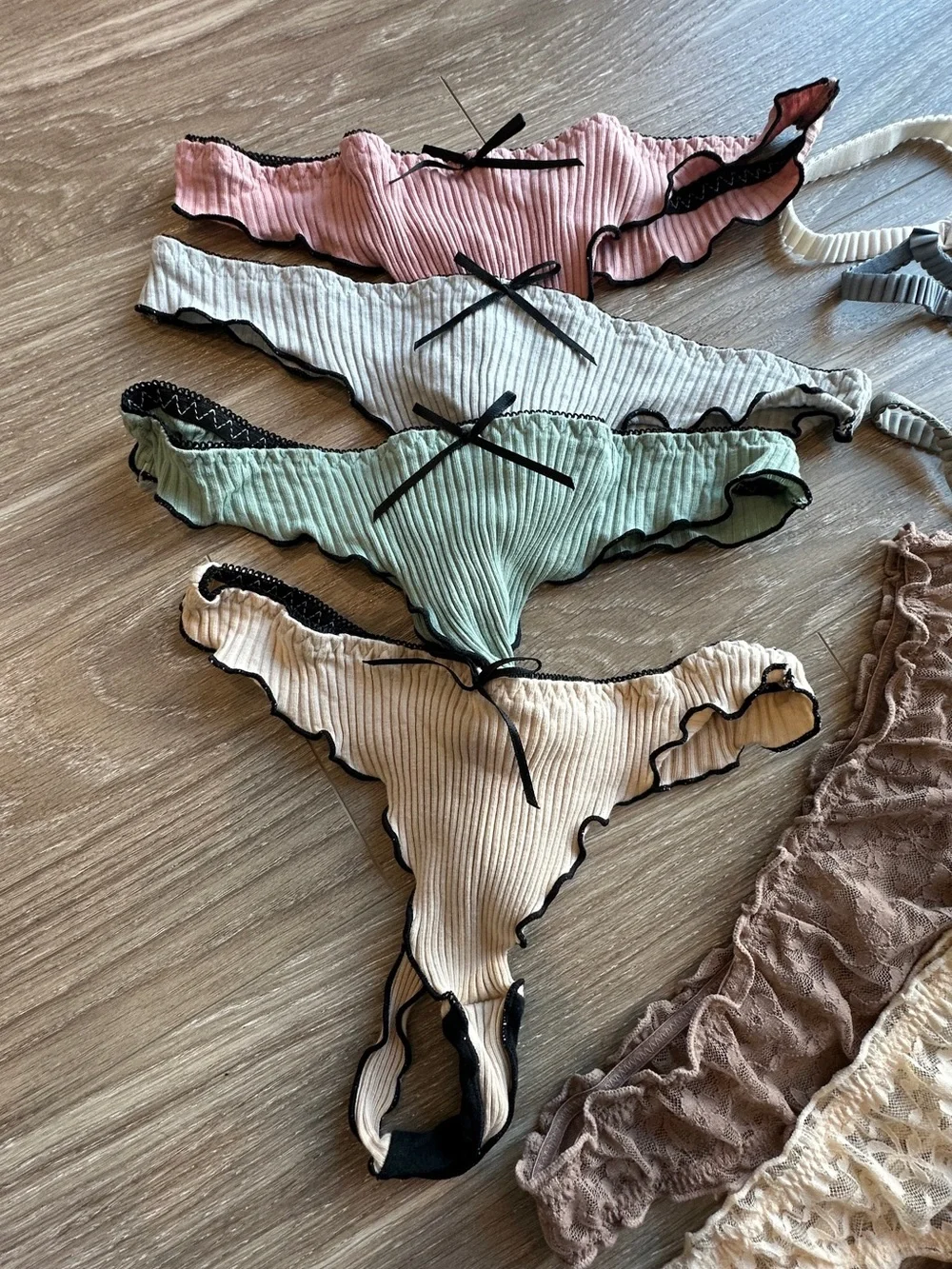 Thongs! - Picture 3 of 14